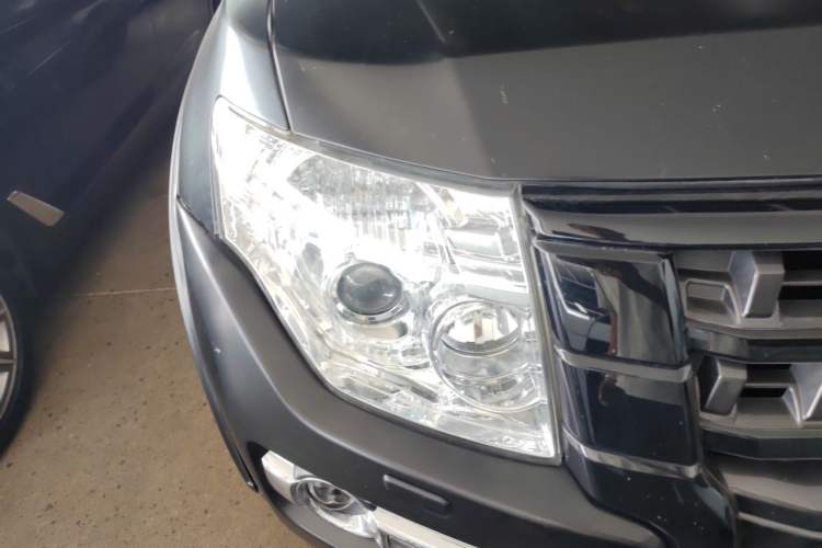 Used Mitsubishi Pajero  Right Front Headlight