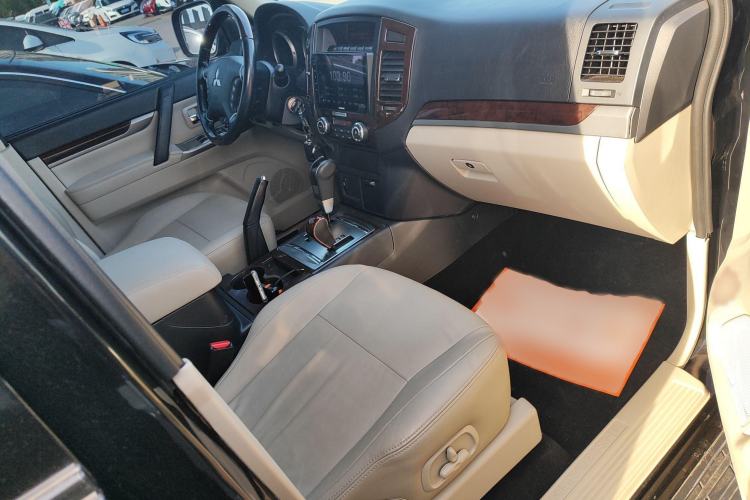 Used Mitsubishi Pajero 2018 V97 3.8L 5-Door GLS Sunroof – Middle East Right Front Seat