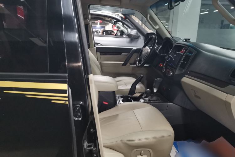 Used Mitsubishi Pajero 2018 V97 3.8L 5-Door GLS Sunroof – Middle East Right Front Seat