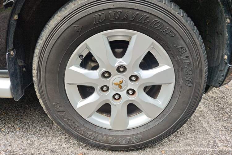Used Mitsubishi Pajero  Right Front Wheel Hub
