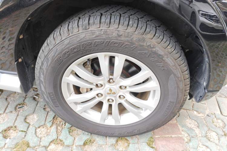 Used Mitsubishi Pajero 2018 V97 3.8L 5-Door GLS Sunroof Dual Differential – Middle East Right Front Wheel Hub