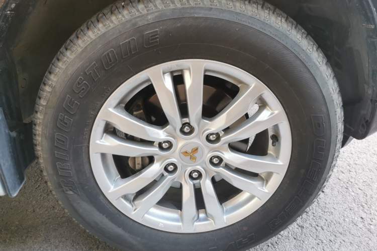 Used Mitsubishi Pajero  Right Front Wheel Hub