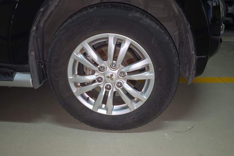 Used Mitsubishi Pajero  Right Front Wheel Hub