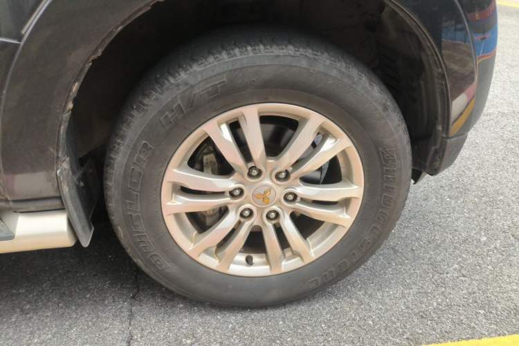 Used Mitsubishi Pajero 2018 V97 3.8L 5-Door GLS Sunroof Dual Differential – Middle East Right Front Wheel Hub