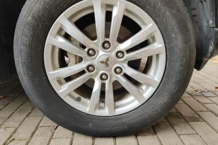 Used Mitsubishi Pajero  Right Front Wheel Hub