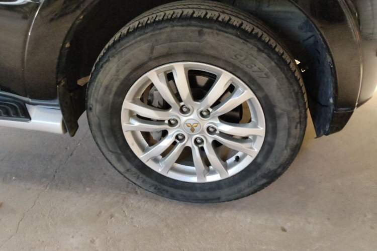 Used Mitsubishi Pajero  Right Front Wheel Hub