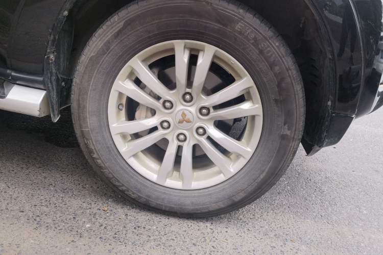 Used Mitsubishi Pajero  Right Front Wheel Hub