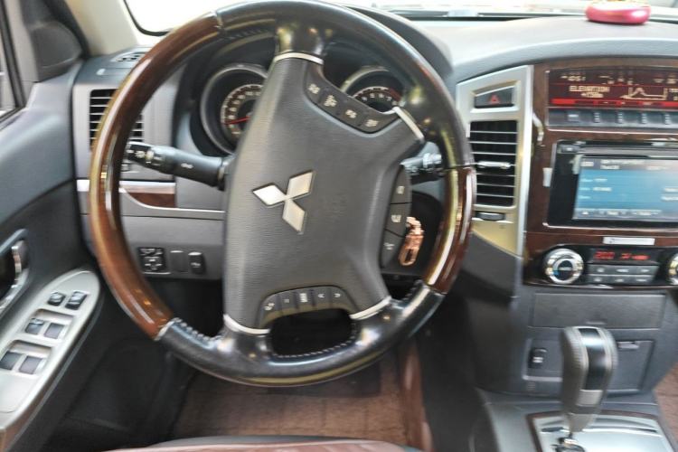 Used Mitsubishi Pajero 2018 V97 3.8L 5-Door GLS Sunroof Dual Differential – Middle East Steering Wheel