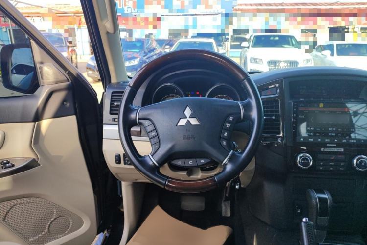 Used Mitsubishi Pajero 2018 V97 3.8L 5-Door GLS Sunroof – Middle East Steering Wheel