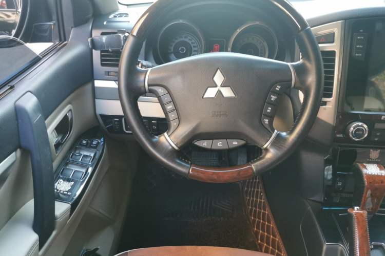 Used Mitsubishi Pajero  Steering Wheel