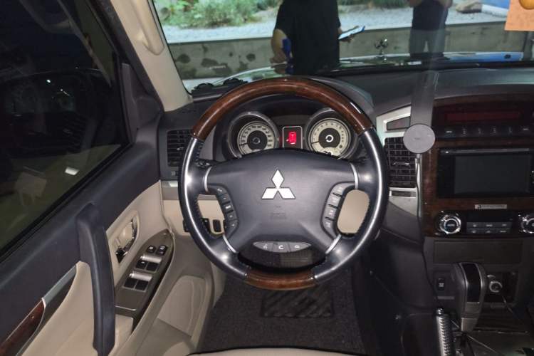 Used Mitsubishi Pajero  Steering Wheel