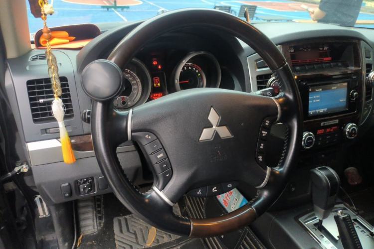 Used Mitsubishi Pajero 2018 V97 3.8L 5-Door GLS Sunroof Dual Differential – Middle East Steering Wheel