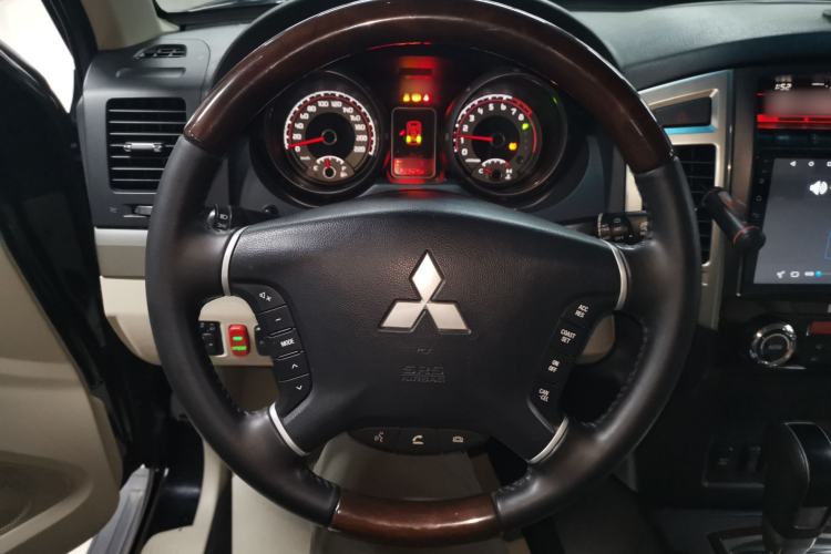 Used Mitsubishi Pajero 2018 V97 3.8L 5-Door GLS Sunroof – Middle East Steering Wheel