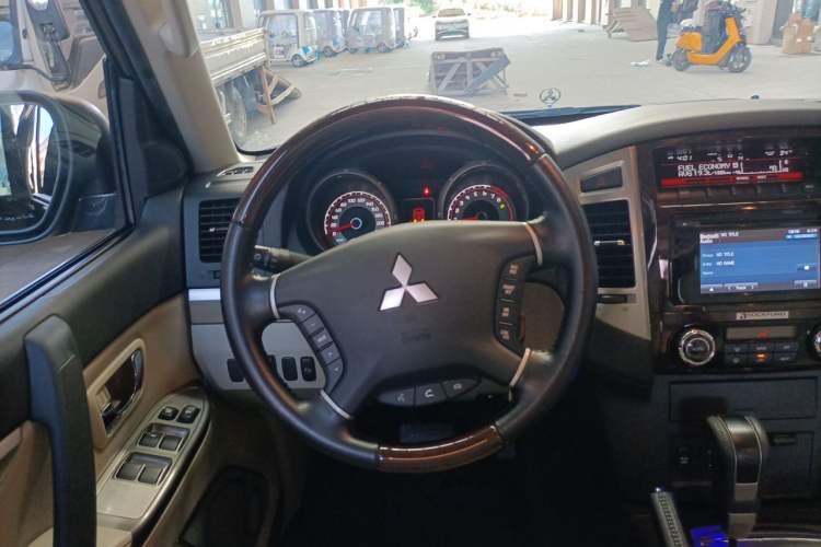 Used Mitsubishi Pajero  Steering Wheel
