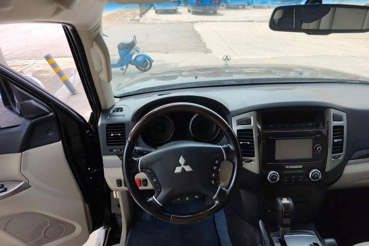 Used Mitsubishi Pajero  Steering Wheel