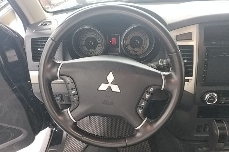 Used Mitsubishi Pajero 2018 3.0L Automatic Standard Edition Steering Wheel