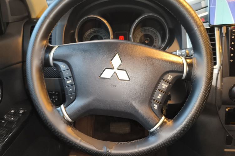 Used Mitsubishi Pajero 2018 3.0L Automatic Comfort Edition Steering Wheel