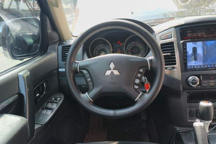 Used Mitsubishi Pajero 2018 3.0L Automatic Comfort Edition Steering Wheel