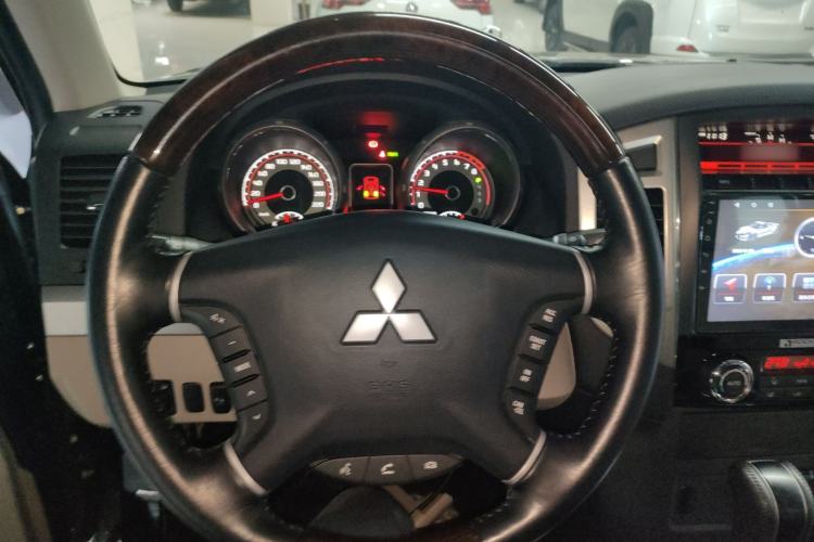 Used Mitsubishi Pajero 2018 3.0L Automatic Luxury Edition Steering Wheel