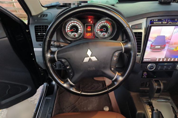 Used Mitsubishi Pajero 2018 3.0L Automatic Standard Edition Steering Wheel