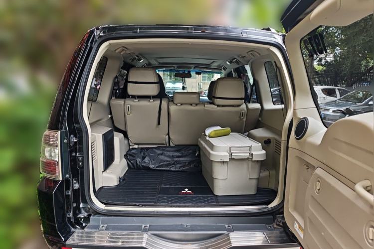 Used Mitsubishi Pajero  Trunk