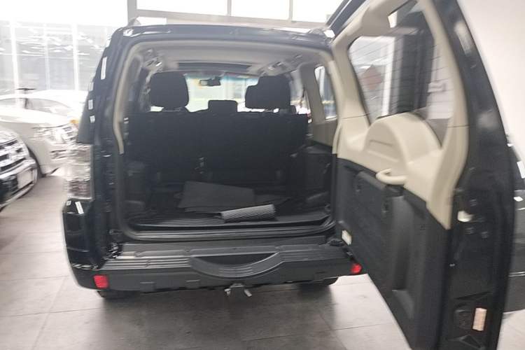 Used Mitsubishi Pajero 2018 3.0L Automatic Standard Edition Trunk