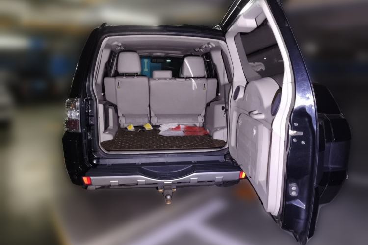 Used Mitsubishi Pajero  Trunk