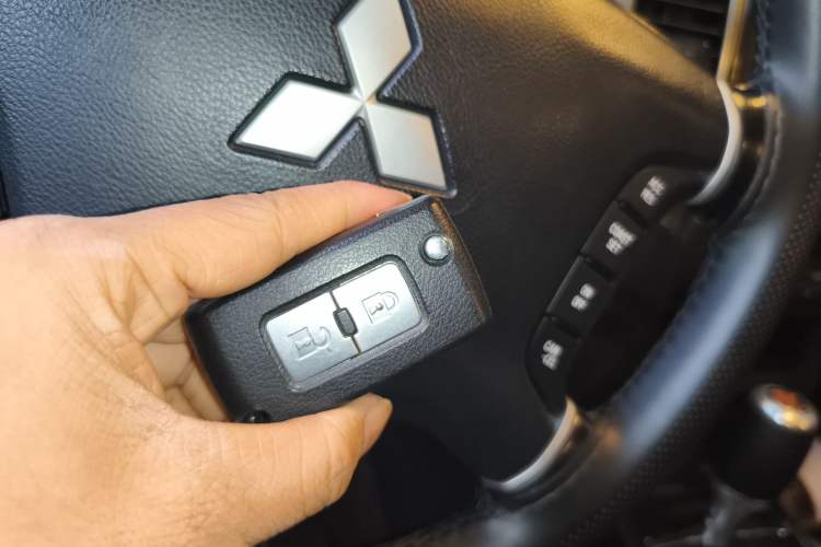 Used Mitsubishi Pajero 2018 3.0L Automatic Comfort Edition Vehicle Key
