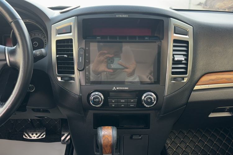 Used Mitsubishi Pajero 2018 3.0L Automatic Comfort Edition Audio And AC Panel