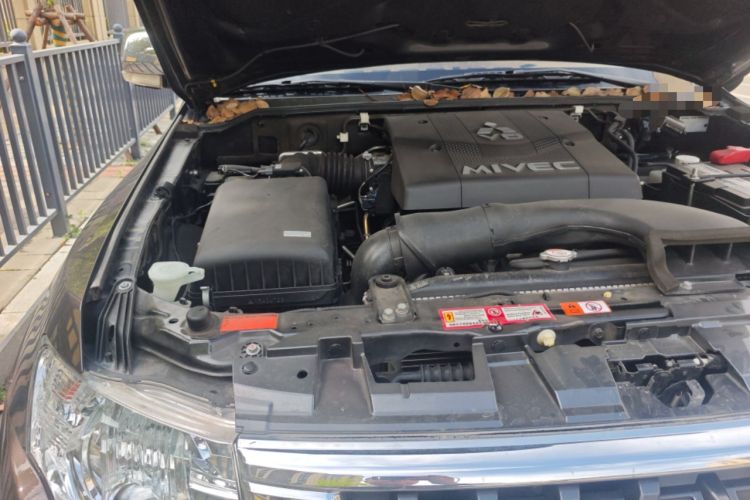 Used Mitsubishi Pajero  Engine Bay Right