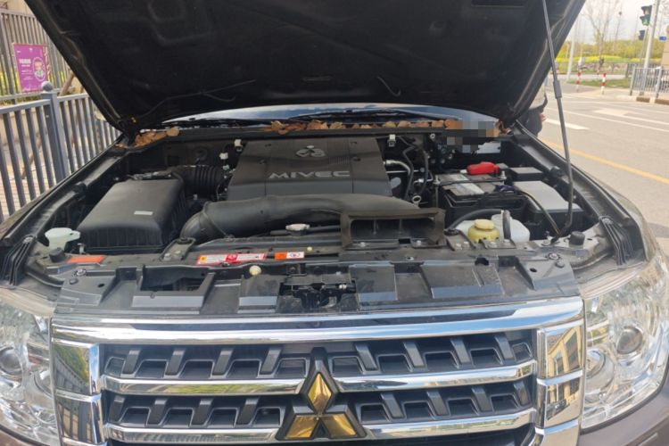Used Mitsubishi Pajero  Engine Bay