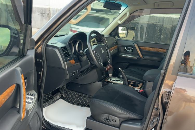 Used Mitsubishi Pajero 2018 3.0L Automatic Comfort Edition Interior 1