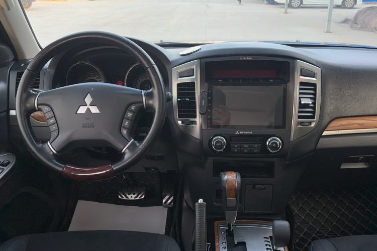 Used Mitsubishi Pajero 2018 3.0L Automatic Comfort Edition Interior 4