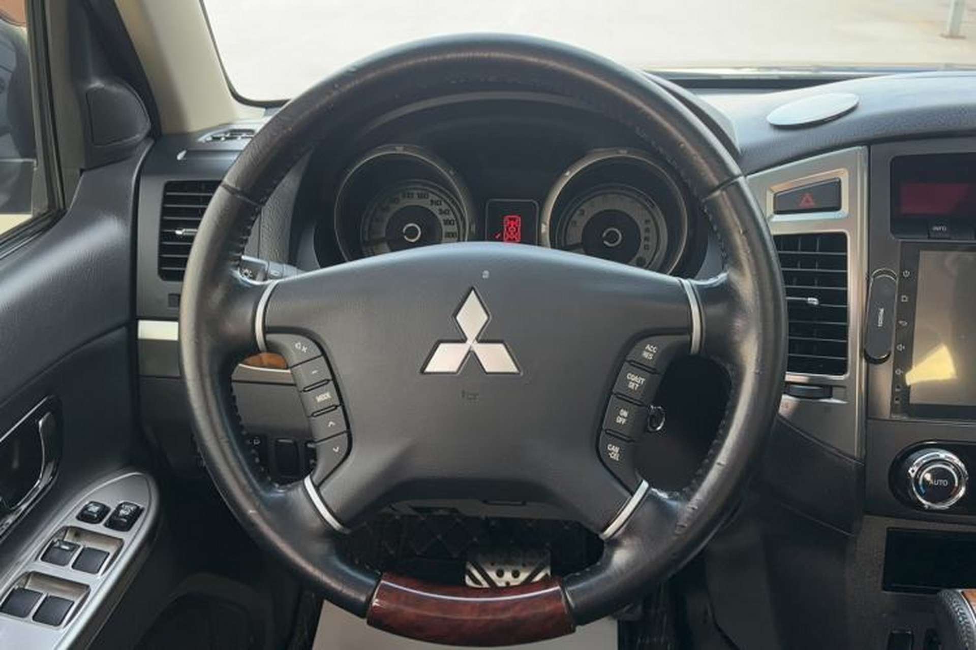 Used Mitsubishi Pajero 2018 3.0L Automatic Comfort Edition Steering Wheel