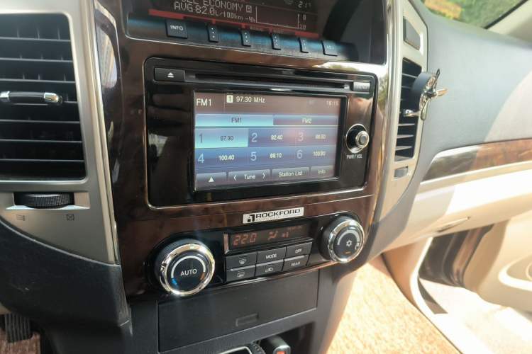 Used Mitsubishi Pajero  Audio And AC Panel