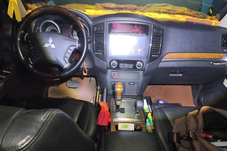 Used Mitsubishi Pajero 2018 3.0L Automatic Prestige Edition Center Console