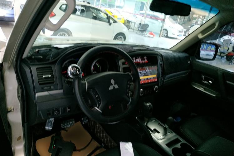 Used Mitsubishi Pajero 2018 3.0L Automatic Standard Edition Center Console