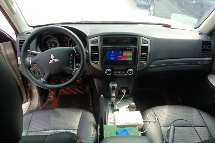 Used Mitsubishi Pajero 2018 3.0L Automatic Standard Edition Center Console