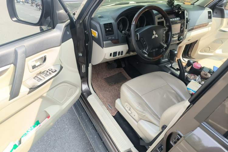 Used Mitsubishi Pajero  Driver Seat