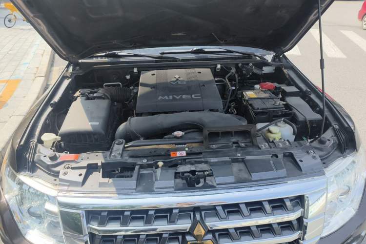 Used Mitsubishi Pajero  Engine Bay