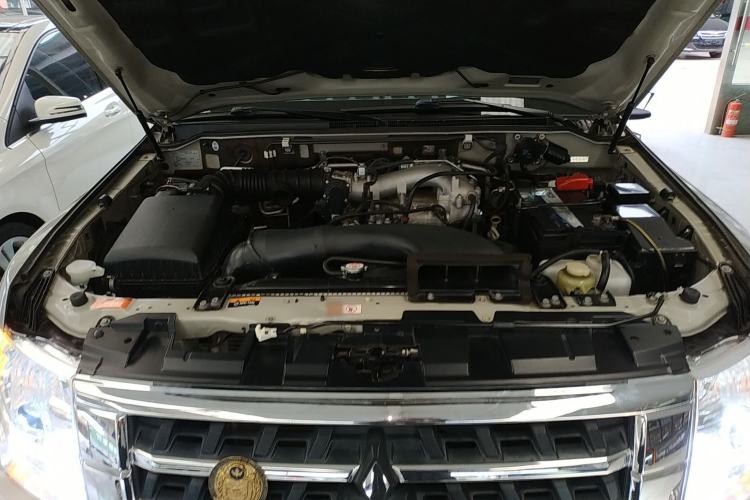 Used Mitsubishi Pajero 2018 3.0L Automatic Standard Edition Engine Bay