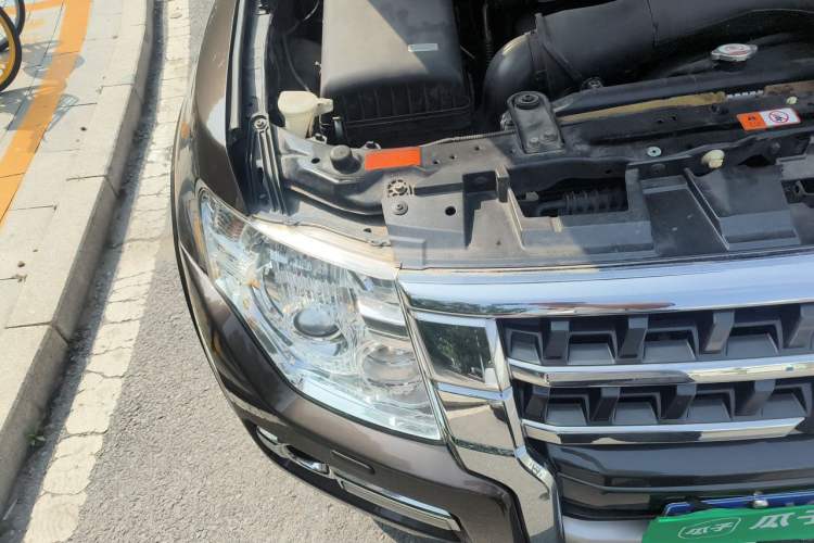 Used Mitsubishi Pajero  Engine Bay Right