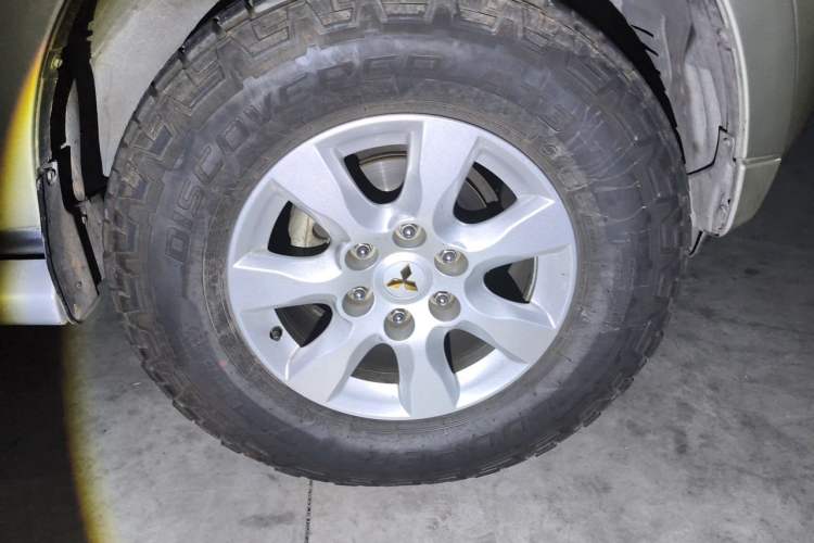 Used Mitsubishi Pajero 2018 3.0L Automatic Prestige Edition Right Front Wheel Hub