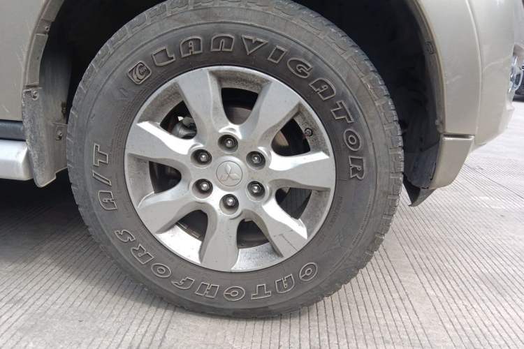 Used Mitsubishi Pajero 2018 3.0L Automatic Standard Edition Right Front Wheel Hub
