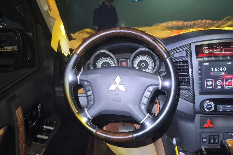 Used Mitsubishi Pajero 2018 3.0L Automatic Prestige Edition Steering Wheel