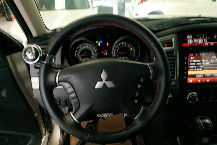 Used Mitsubishi Pajero 2018 3.0L Automatic Standard Edition Steering Wheel