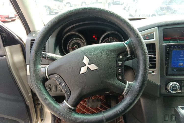 Used Mitsubishi Pajero 2018 3.0L Automatic Standard Edition Steering Wheel