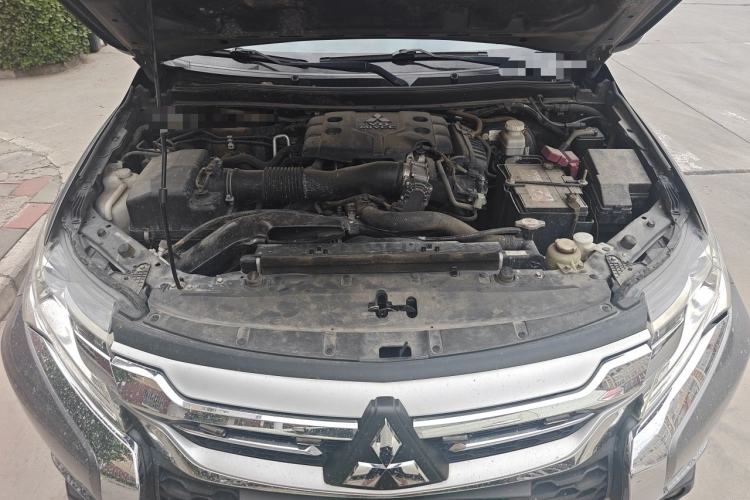 Used Mitsubishi Pajero  Engine Bay