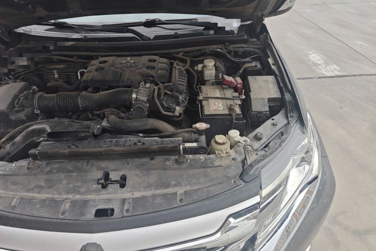 Used Mitsubishi Pajero  Engine Bay Left