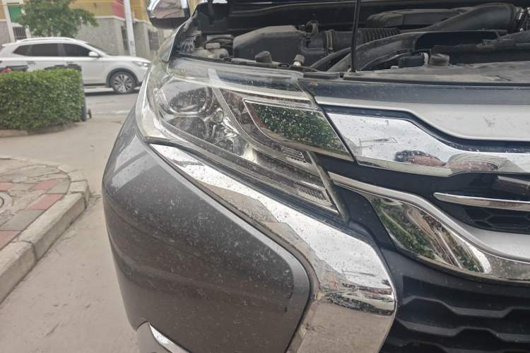 Used Mitsubishi Pajero  Right Front Headlight